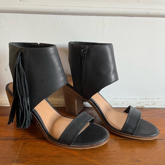 Very Volatile black boho fringe heel. Size 8.5 Excellent used condition. - Picture 4 of 7